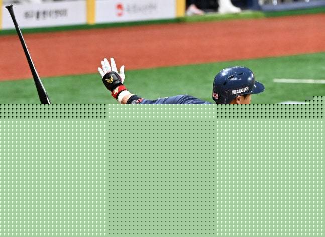 '우와' 한국서 이게 가능해? 한동희 무려 '182km/h' 타구 속도로 담장 넘겼다!…ML서도 이런 타자 흔치 않다