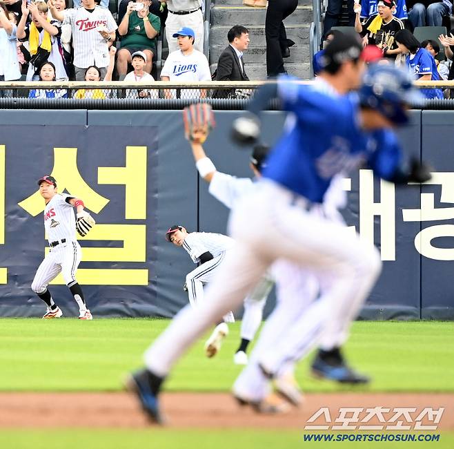 '아니 그걸 왜 잡아?' 결국 폭발한 디아즈, 박해민 엉덩이에 날아간 발차기[잠실 현장]