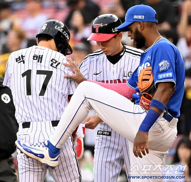 '아니 그걸 왜 잡아?' 결국 폭발한 디아즈, 박해민 엉덩이에 날아간 발차기[잠실 현장]