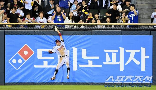 '아니 그걸 왜 잡아?' 결국 폭발한 디아즈, 박해민 엉덩이에 날아간 발차기[잠실 현장]