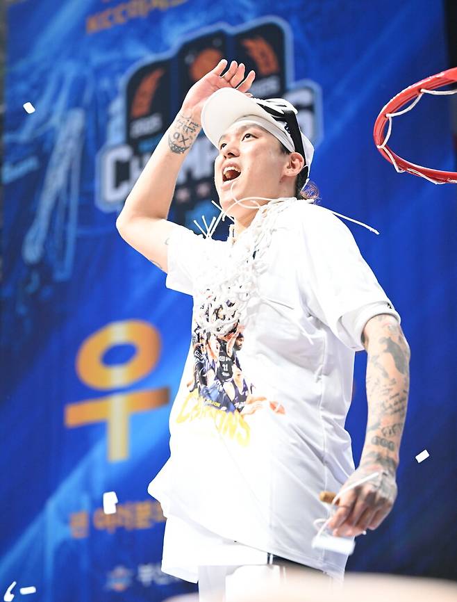 [KBL FINAL] “감독님은 명장 못 된다”던 최준용, 우승 후 태세 전환... “이상민 감독님도 내 버스 탔다(웃음)”