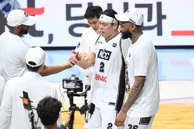 [KBL FINAL] “감독님은 명장 못 된다”던 최준용, 우승 후 태세 전환... “이상민 감독님도 내 버스 탔다(웃음)”