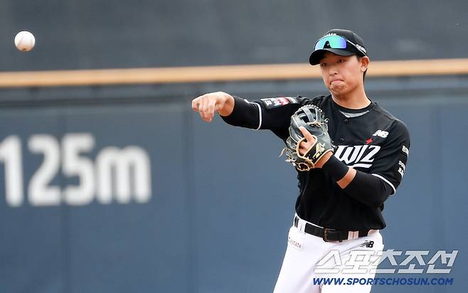 개막전 3안타 눈에 선한데…어느덧 '타율 0.210' 추락! 신인 돌풍 꺾였나? 왕조 유격수의 절실한 조언 [SC피플]
