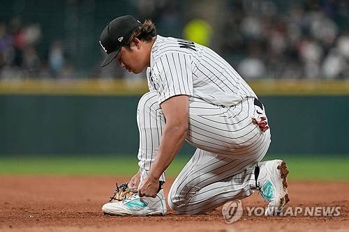 야구장서 추락 사고 또 나왔다…CWS 경기 중 관중 불펜으로 떨어져→들것 실려 병원행, 美 매체