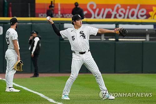 야구장서 추락 사고 또 나왔다…CWS 경기 중 관중 불펜으로 떨어져→들것 실려 병원행, 美 매체