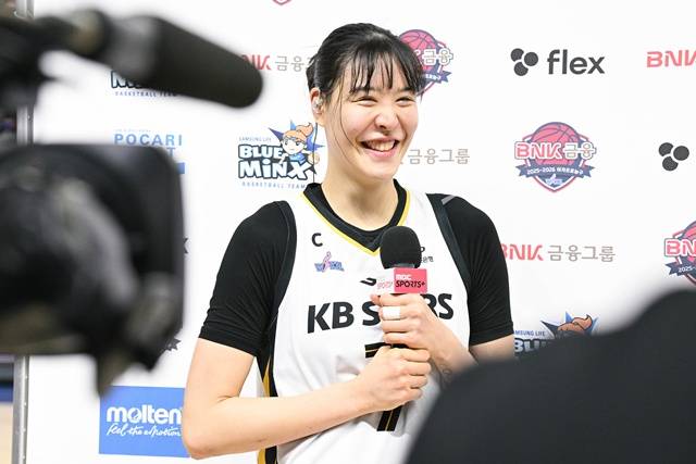 [FA 비하인드] 밤 10시에 연락한 박지수→한걸음에 달려간 KB... 4차례 만남 끝에 재계약 성공