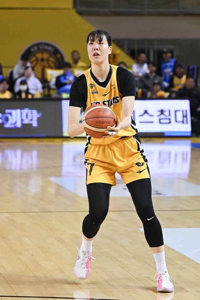 [FA 비하인드] 밤 10시에 연락한 박지수→한걸음에 달려간 KB... 4차례 만남 끝에 재계약 성공