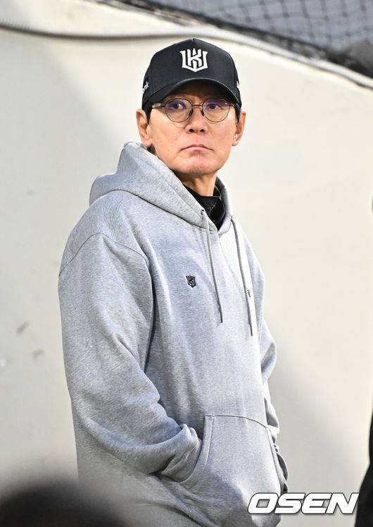 ‘명장이 뿔났다’ 잘 나가는 1위팀 문책성 교체라니…1루 송구 망설인 트레이드 복덩이, 강력한 메시지 약 될까