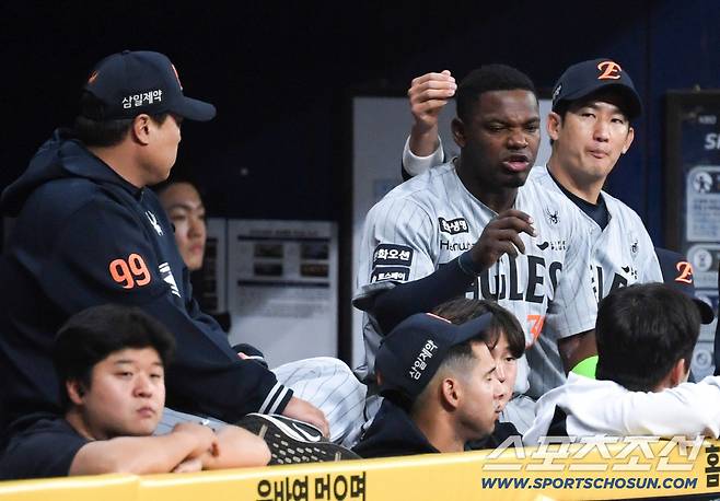 '우리 금쪽이 페라자 괜찮아' 155km 직구에 밀리고 수비까지 흔들린 날...머리 쓰다듬으며 다독인 맏형 최재훈의 진심 어린 위로