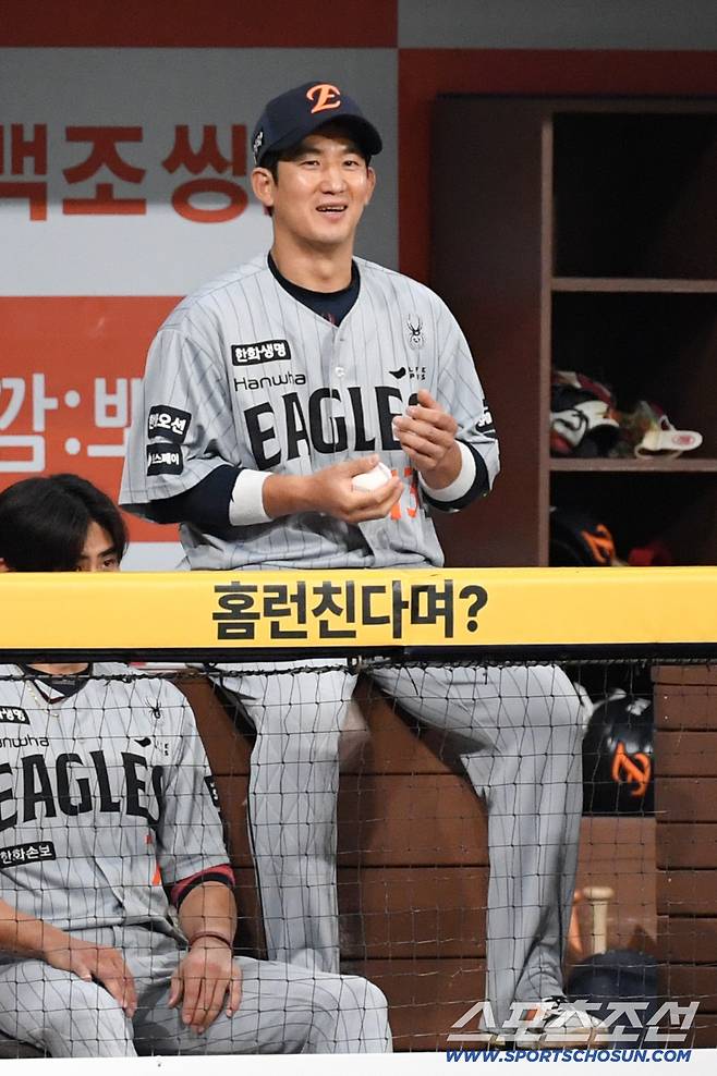 '우리 금쪽이 페라자 괜찮아' 155km 직구에 밀리고 수비까지 흔들린 날...머리 쓰다듬으며 다독인 맏형 최재훈의 진심 어린 위로