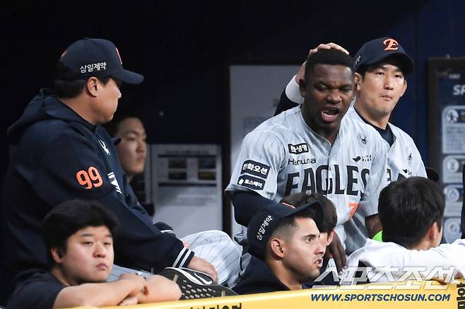 '우리 금쪽이 페라자 괜찮아' 155km 직구에 밀리고 수비까지 흔들린 날...머리 쓰다듬으며 다독인 맏형 최재훈의 진심 어린 위로