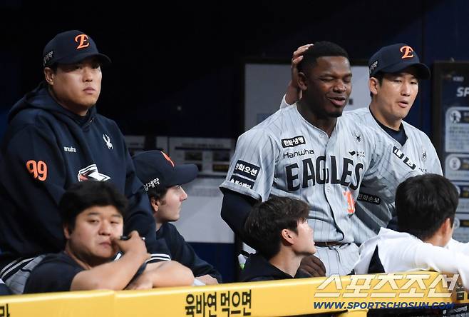 '우리 금쪽이 페라자 괜찮아' 155km 직구에 밀리고 수비까지 흔들린 날...머리 쓰다듬으며 다독인 맏형 최재훈의 진심 어린 위로