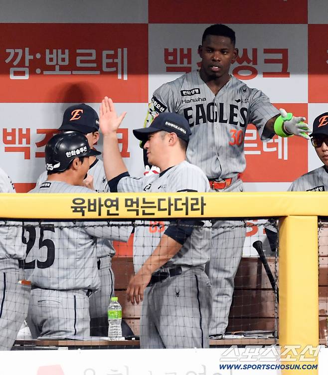 '우리 금쪽이 페라자 괜찮아' 155km 직구에 밀리고 수비까지 흔들린 날...머리 쓰다듬으며 다독인 맏형 최재훈의 진심 어린 위로