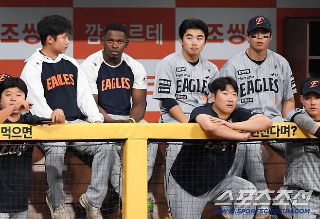 '우리 금쪽이 페라자 괜찮아' 155km 직구에 밀리고 수비까지 흔들린 날...머리 쓰다듬으며 다독인 맏형 최재훈의 진심 어린 위로