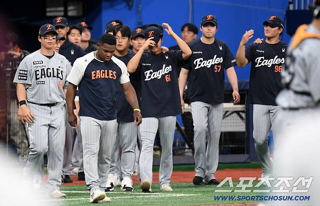 '우리 금쪽이 페라자 괜찮아' 155km 직구에 밀리고 수비까지 흔들린 날...머리 쓰다듬으며 다독인 맏형 최재훈의 진심 어린 위로