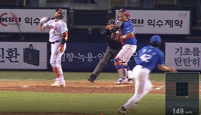 'LG 오스틴 배트·헬멧 던져버졌다' 만루서 8연속 파울→13구 삼진, 삼성 배터리가 전한 뒷이야기