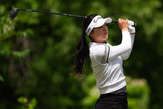 ‘장타 여왕’ 윤이나, 282야드 폭발... LPGA 데뷔 첫 승 정조준