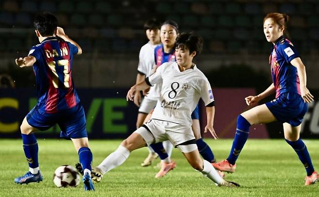 남북 친선전 아닌 '정식 대회'인데... 뜬금없는 '北 응원'에 황당한 축구계