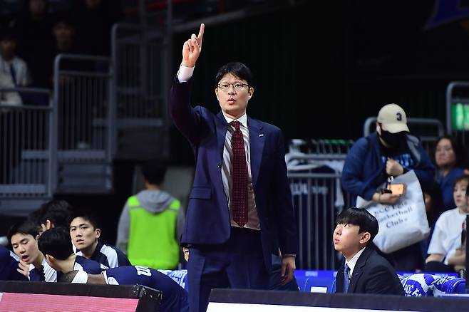 ‘대박’ KBL 첫 ‘형제 단장-감독’ 뜬다···DB ‘이규섭 감독 선임’ 이흥섭 단장과 함께 팀 이끈다