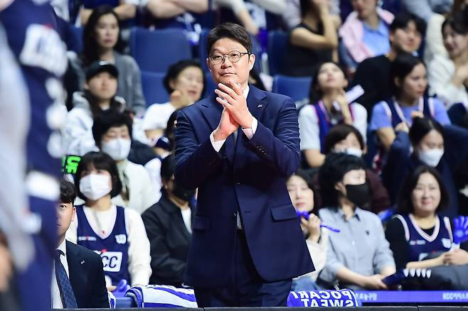 ‘대박’ KBL 첫 ‘형제 단장-감독’ 뜬다···DB ‘이규섭 감독 선임’ 이흥섭 단장과 함께 팀 이끈다