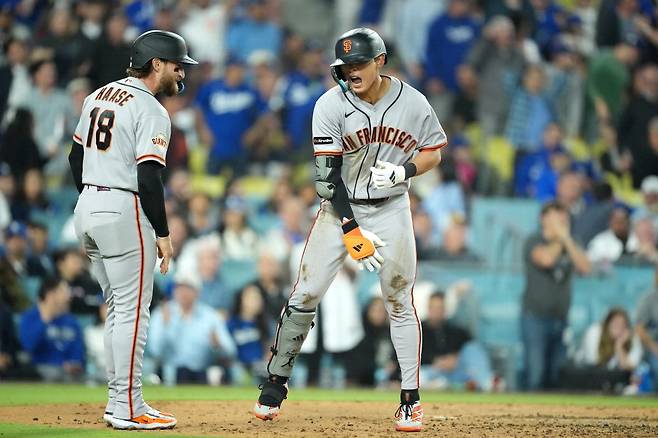 '와' 이정후, MLB 첫 '인사이드 더 파크 홈런'…다저스 무너트렸다 (종합)
