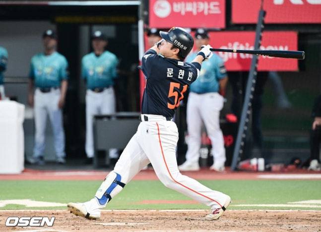 '와' 한화 팀 내 홈런 1위 또.또.또 한 명 늘었다! 문현빈, 6일 만에 125m 역전 투런포 '시즌 8호' [수원 현장]