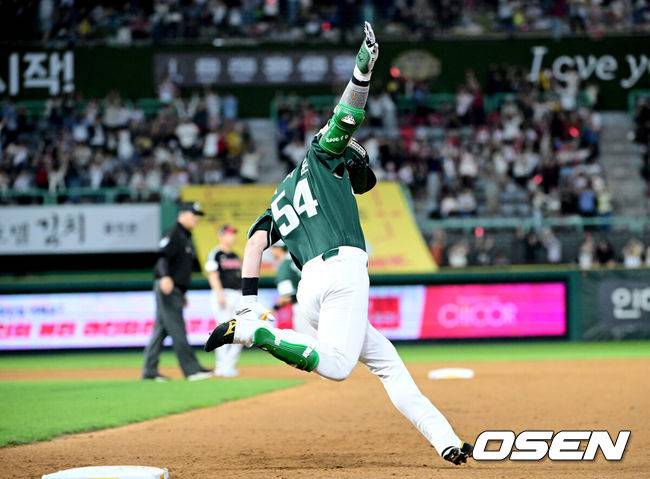 8회말 만루 홈런 동점→9회초 밀어내기 결승점...'손주영 무사 1,2루 막고 세이브' LG, SSG에 8-7 승리 [인천 리뷰]