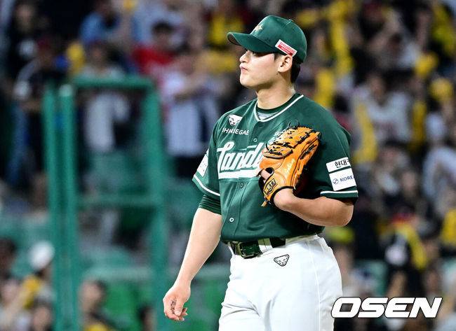 8회말 만루 홈런 동점→9회초 밀어내기 결승점...'손주영 무사 1,2루 막고 세이브' LG, SSG에 8-7 승리 [인천 리뷰]