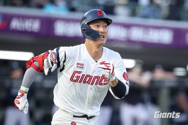 롯데 '50억 FA' 올해는 살아나나 싶었는데…타율 0.083→결국 2군행 통보, 이대로 팬들 마음 못 돌리나