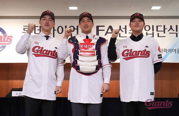 롯데 '50억 FA' 올해는 살아나나 싶었는데…타율 0.083→결국 2군행 통보, 이대로 팬들 마음 못 돌리나