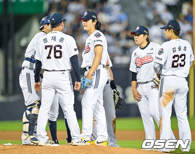 ‘프로 맞아?’ 롯데 황당 실책에도 무득점 침묵, 포일+폭투 자멸…불금 매진 신기록을 이렇게 보답하다니