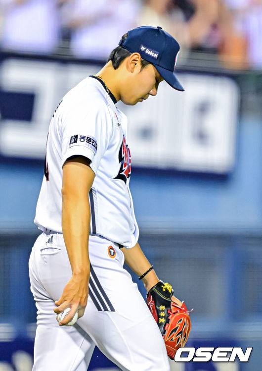 ‘프로 맞아?’ 롯데 황당 실책에도 무득점 침묵, 포일+폭투 자멸…불금 매진 신기록을 이렇게 보답하다니