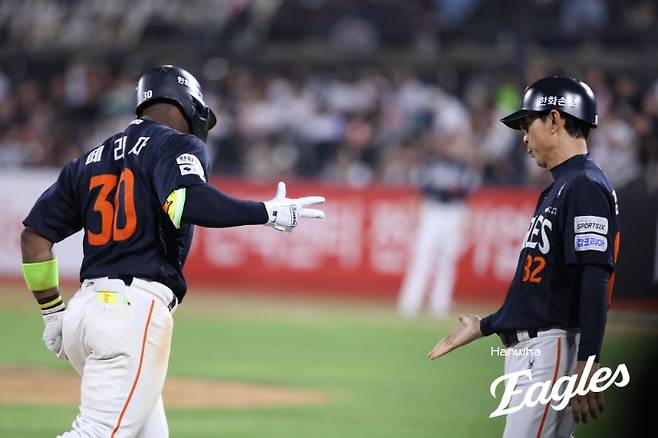 강백호 보상선수로 떠난 한승혁, 이번엔 친정팀 한화가 울렸다…페라자 홈런→문현빈 장타 '쾅' [수원 현장]
