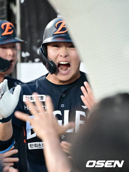 '벌써 8호' 한화 1위 등극, 거포 돌멩이 변신
