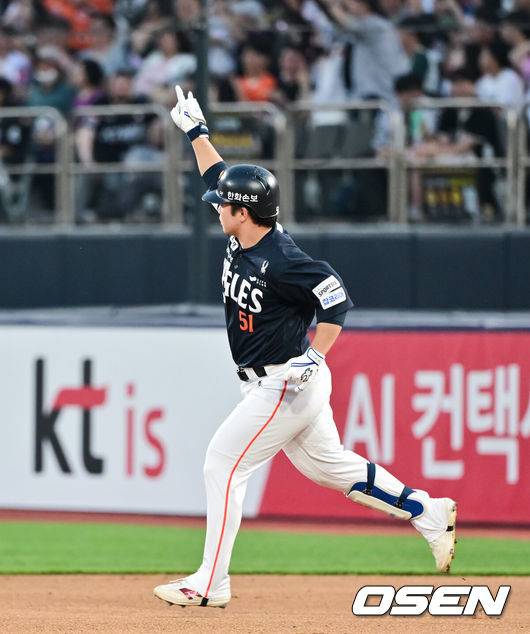 '벌써 8호' 한화 1위 등극, 거포 돌멩이 변신