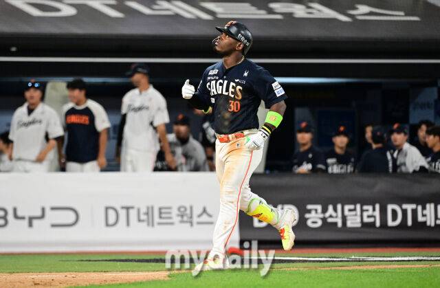 한화 이 선수는 왜 방망이를 던졌나…1할대 추락 위기에 실망, 강백호 보상선수 울리다