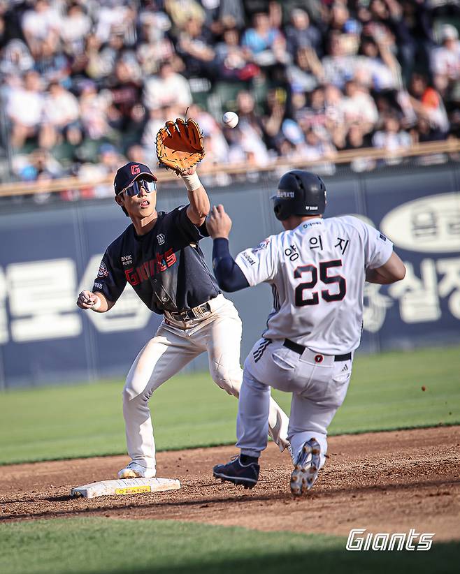 한국시리즈급 '4:0→4:4→6:4→6:7→8:7→9:7→9:9→10:9' 잠실벌 연장 11회 대혈투! 결국 강승호 끝내기 '영웅 등극'... 두산-롯데 1승 1패 원점 [잠실 현장리뷰]