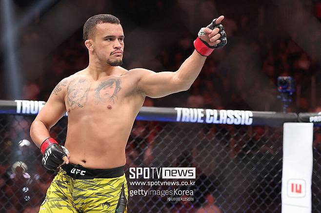 '대역전승' 역시 최두호, 2R TKO승→10년 만에 UFC 3연승…한국 파이터 복수까지 성공했다