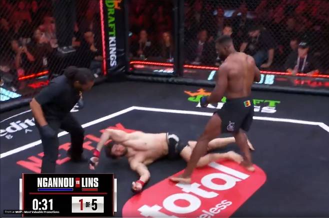 '맞자마자 바로 실신' 은가누, MMA 복귀전서 '왼손 한 방'으로 상대 끝냈다…1라운드 4분 31초만에 KO→헤비급 괴물의 귀환