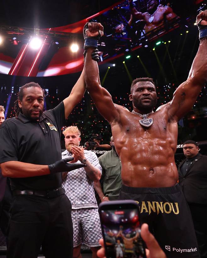 '맞자마자 바로 실신' 은가누, MMA 복귀전서 '왼손 한 방'으로 상대 끝냈다…1라운드 4분 31초만에 KO→헤비급 괴물의 귀환