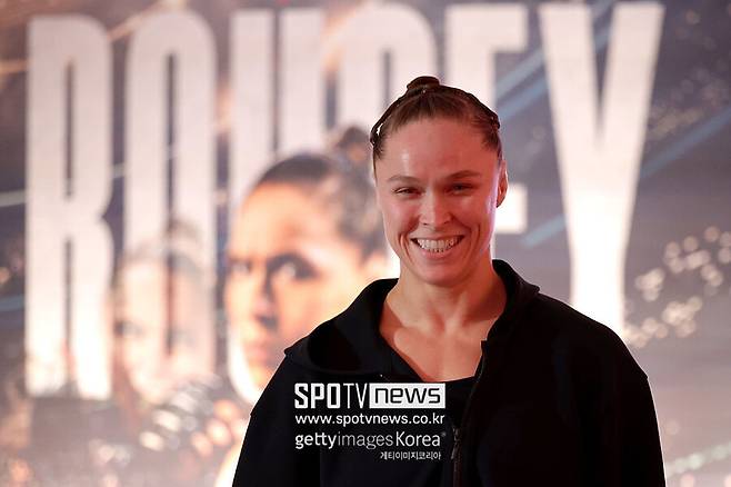 '17초 만에 끝냈다' UFC 전 챔피언 로우지 1R 암바승…