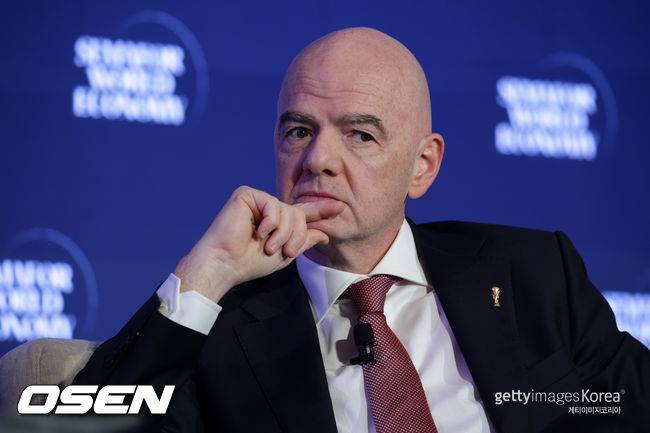 FIFA, 결국 중국에 백기.. 2026 월드컵 포함 4개 대회 중계권, '4500억→900억' 80% 후려치기 굴욕적 계약
