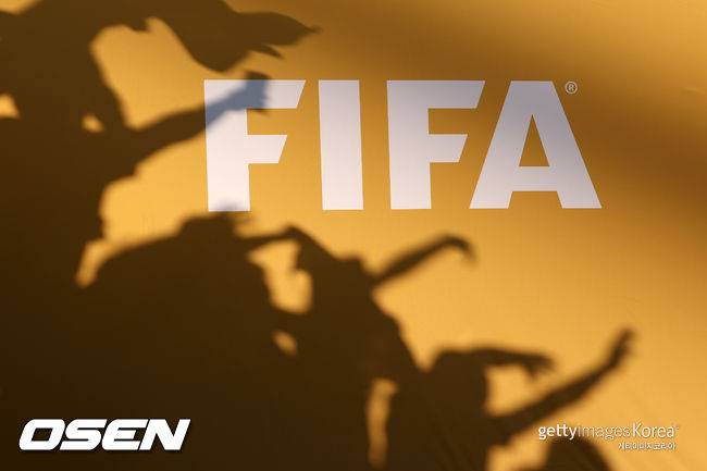 FIFA, 결국 중국에 백기.. 2026 월드컵 포함 4개 대회 중계권, '4500억→900억' 80% 후려치기 굴욕적 계약