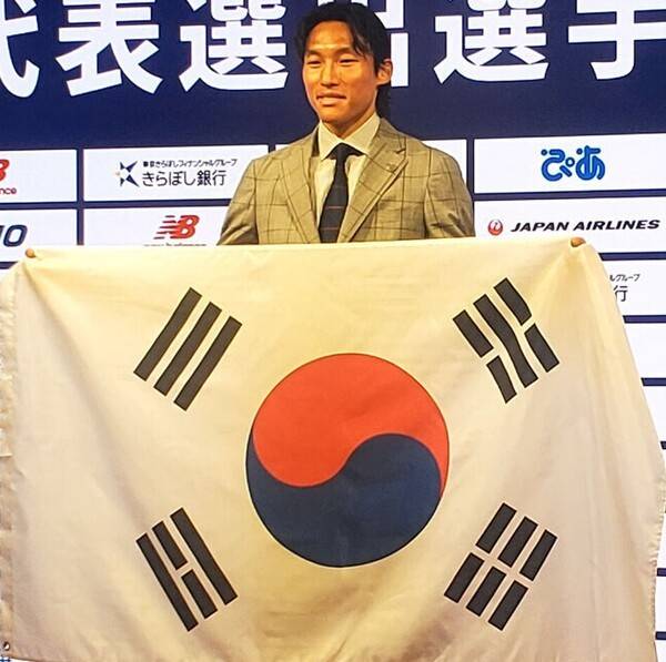 감동 선사! '韓 전설' 日 땅에서 태극기 펼쳤다...은퇴 위기 딛고, 네 번째 월드컵 앞둔 김승규