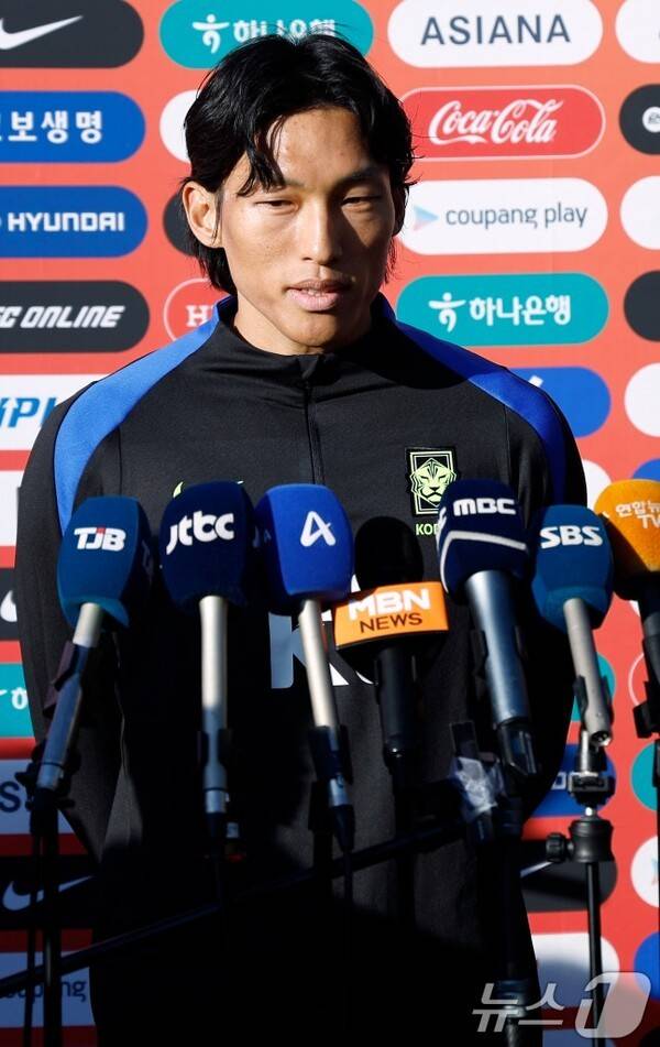 감동 선사! '韓 전설' 日 땅에서 태극기 펼쳤다...은퇴 위기 딛고, 네 번째 월드컵 앞둔 김승규