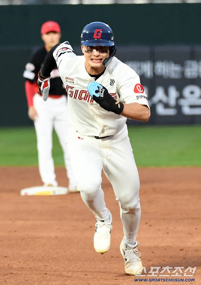 롯데 최고의 아이콘, 국대 외야수가 어쩌다 이 지경까지...슈퍼스타가 되는 길은 멀고도 힘들다