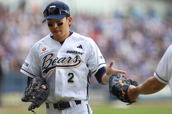 KBO 뒤흔들었던 '3:2' 롯데·두산 초대형 트레이드, 메인 칩으로 꼽혔던 1라운드 3순위 출신 대형 유망주 드디어 터졌다! 친정팀에 비수 꽂은 김민석