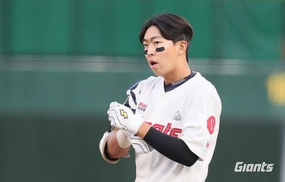 KBO 뒤흔들었던 '3:2' 롯데·두산 초대형 트레이드, 메인 칩으로 꼽혔던 1라운드 3순위 출신 대형 유망주 드디어 터졌다! 친정팀에 비수 꽂은 김민석