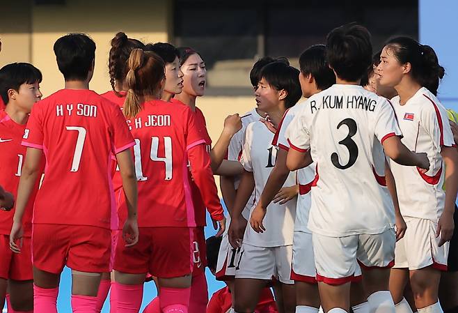 한국 GK 머리에 발길질→전반 초반부터 백태클…지소연이 고발한 北 깡패축구,