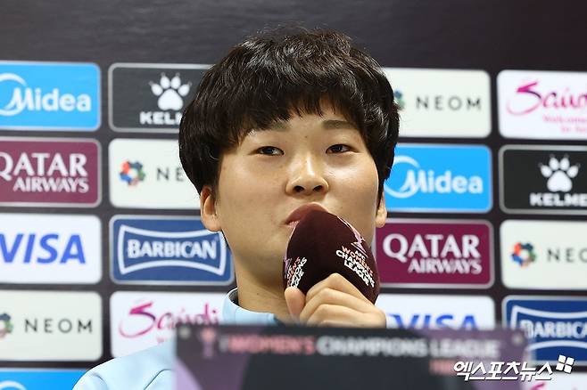 한국 GK 머리에 발길질→전반 초반부터 백태클…지소연이 고발한 北 깡패축구,